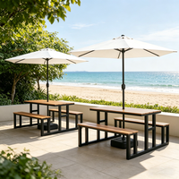 Ensemble table et chaises en WPC pour l'extérieur avec parasol, mobilier de loisirs tendance pour cour, rue piétonne commerciale et restaurant