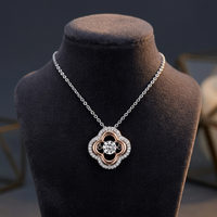 Collier tendance en argent sterling 925 plaqué rhodium bicolore avec pendentif trèfle CZ pour fiançailles, motif chrétien dansant