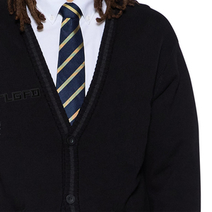 Cardigan en tricot coupé-cousu pour homme, noir, col en V, bordure côtelée contrastante, poche plaquée, style streetwear, pulls pour hommes, vente en gros pour fabricants - Product Image 4