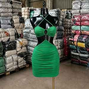 Robe moulante mini froncée à découpes et col halter <span class=keywords><strong>pour</strong></span> <span class=keywords><strong>femme</strong></span>, <span class=keywords><strong>tenue</strong></span> de club, directement de l'usine de Guangzhou - Product Image 1