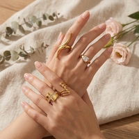 Anillo Abierto Dreamshow con Diseño Cuadrado Transparente, Múltiples Bandas y Detalles en Pavé, Acero Inoxidable 316L, Chapado en Oro, Resistente al Agua
