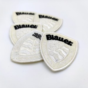 Vente en gros de patchs thermocollants pour vêtements, avec logo 3D, lettres grandes et brodées - Product Image 3