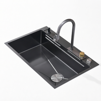 Évier cascade moderne fait main en acier inoxydable noir brossé, poste de travail multifonctionnel avec robinet cascade, à encastrer sous plan