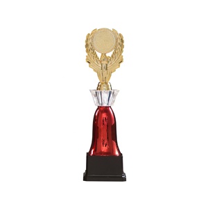 Tasse universelle de <span class=keywords><strong>trophée</strong></span> en plastique à base d'or pour les événements et les compétitions T23 Taille S - Product Image 1