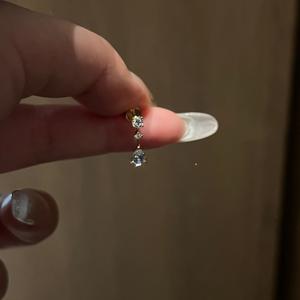 Boucles d'oreilles pendantes en argent pur S925, élégantes et exquises, avec un petit pompon et un diamant étincelant, design luxueux pour les trajets quotidiens - Product Image 5