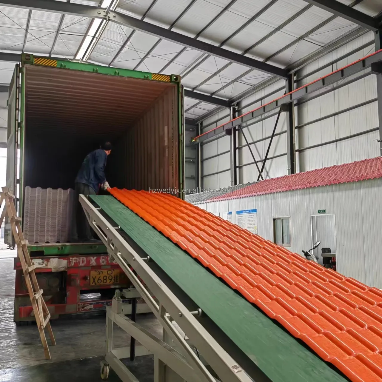 APVC艶をかけられたタイルの屋根ふきシート家の工場PVC屋根材料のための建築材料