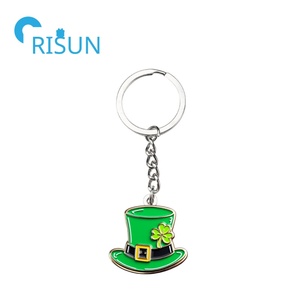 Llavero de Metal Personalizado con Diseño Irlandés de Duende, para el Día de San Patricio, con Trébol de la Suerte, Hoja Verde y Sombrero de Duende - Product Image 3