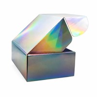 Personnalisation d'emballages cadeaux haut de gamme : cartons ondulés holographiques or/argent avec impression de logo