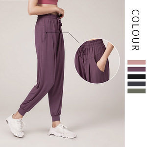 Pantalones deportivos de algodón elásticos de secado rápido con cintura elástica y corte de bota, holgados y adelgazantes, para mujer, con bolsillos, ideales para correr y fitness, de Ningbo <span class=keywords><strong>Dashu</strong></span>. - Product Image 3