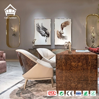 Fauteuil de salon de luxe en bois de burl, cuir blanc cassé, mobilier sur mesure complet pour toute la maison, finition dorée, projet de villa sculptural