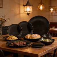 Assiettes en plastique jetables semi-transparentes noires modernes avec bordure dorée et texture martelée pour événements et fêtes – Vente en gros