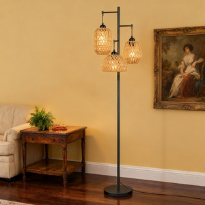 Lámpara de pie rústica de hierro con pantallas de ratán beige, altura ajustable para sala de estar o estudio - Product Image 1