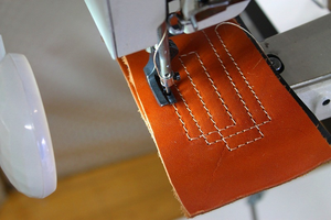 Máquina <span class=keywords><strong>de</strong></span> <span class=keywords><strong>coser</strong></span> industrial Juki 246 <span class=keywords><strong>de</strong></span> segunda mano con cama cilíndrica, arrastre por pie y <span class=keywords><strong>mesa</strong></span> - Product Image 4