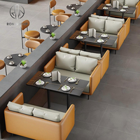 Ensemble de mobilier de café moderne, restaurant, canapé gris avec garniture orange, tables rectangulaires grises et chaises orange