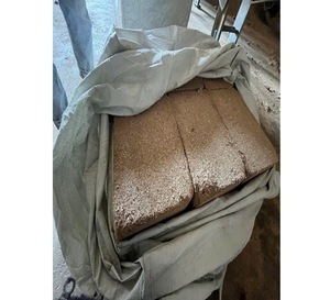 Fardos de Aserrín de Madera Natural Comprimido 100% Puro Grado A para Cama de Ganado, Bolsa de PP de 660 kg, Venta al por Mayor - Product Image 1