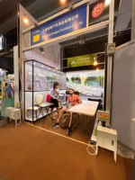 Table de bureau pliante légère et portable, motif bois simple avec structure en acier pour cuisine, extérieur et usage en plein air