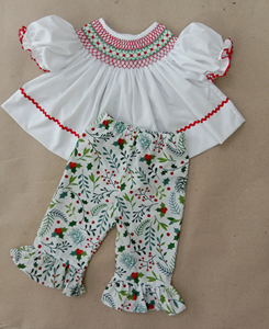 Collection de Noël pour enfants Preppy Holly Berry Smocked, ensemble festif brodé à la main pour les petites filles - Product Image 4