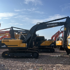 Vente flash : Excavatrice sur chenilles Hyundai HX220HD, faible nombre d'heures de fonctionnement, moteur d'origine, pour projets d'ingénierie - Product Image 1