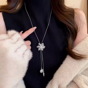 Korean Style Pearl Leaf Necklace Zinc Alloy Long Pendant Sweater Chain Autumn Winter Accessory - Product Image 4