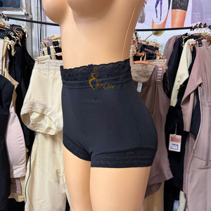 Shorts sculptants taille haute avec dentelle, bords anti-roulement et coins plats, effet rehausseur de hanches - Product Image 6