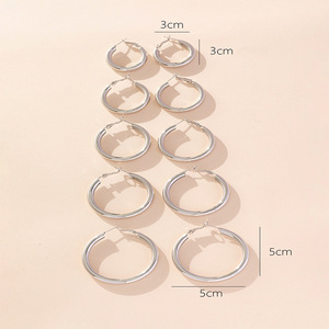 Boucles d'oreilles créoles dorées tendance, grand cercle, design géométrique, pour soirée, en alliage de zinc, fabriquées en Chine - Product Image 4