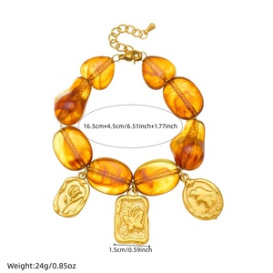 Conjunto de Joyería de Acero Inoxidable Chapado en Oro con Colgante de Mariposa y Flor, Pulsera y Collar de Cuentas de Resina Irregulares Marrón-Rojo - Product Image 5