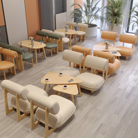 Canapé de loisirs de conception italienne avec ensemble de table en bois, siège de luxe pour café, chaise de café, table et chaises de salle à manger de restaurant