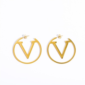 Pendientes de Aro con Letra V Grande Personalizados, Chapados en Oro de 18k y Acero Inoxidable Vintage, con Circonita, para Mujer - Product Image 1