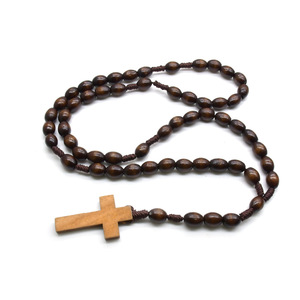 Collier de prière en bois fait main, perles en forme de riz brun, pendentif croix, bijoux religieux unisexe - Product Image 3