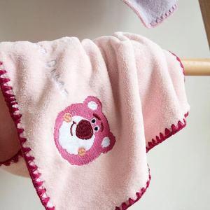 Juego de toallas de baño de terciopelo Coral al por mayor de fábrica, nuevo diseño de oso de fresa, técnicas tejidas absorbentes sin desprendimiento para regalo de recuerdo - Product Image 4
