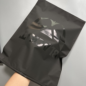 Bolsa <span class=keywords><strong>de</strong></span> embalaje <span class=keywords><strong>de</strong></span> ropa personalizada <span class=keywords><strong>de</strong></span> alta calidad LOGO <span class=keywords><strong>de</strong></span> marca <span class=keywords><strong>Ziploc</strong></span> bolsa esmerilada negra para camiseta bolsa <span class=keywords><strong>de</strong></span> cremallera deslizante <span class=keywords><strong>de</strong></span> plástico para ropa - Product Image 2