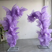 Décoration de fond géante personnalisable en forme de papillon, idéale pour les mariages, les événements de célébration haut de gamme et les fêtes.