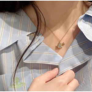 Nuevo Estilo Collar de Clavícula Unisex de Acero Inoxidable con Zirconia, Diseño Empress Dowager Vivienne, Flecha Atravesando el Corazón y Flecha de Saturno - Product Image 3