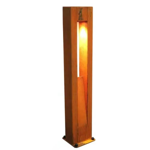 Lampadaire extérieur à colonne longue en acier Corten - Product Image 1