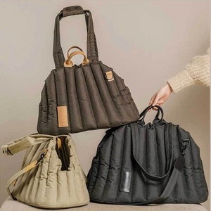 À la mode Portable grande capacité respirant <span class=keywords><strong>chat</strong></span> chien <span class=keywords><strong>sac</strong></span> de transport <span class=keywords><strong>sac</strong></span> à bandoulière <span class=keywords><strong>pour</strong></span> animaux de compagnie <span class=keywords><strong>sac</strong></span> doux et confortable à <span class=keywords><strong>transporter</strong></span> - Product Image 2