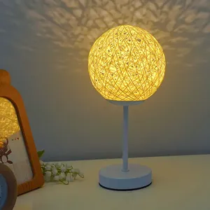 Lámpara Nocturna LED Táctil con Base de Madera, Luz Blanca Cálida 2700K, Funciona con Batería, CRI 90, 25000 Horas de Duración, Diseño Minimalista para Dormitorio - Product Image 1