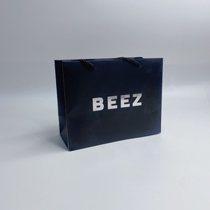 Bolsas de Papel Negras Ecológicas Personalizadas con Logotipo Impreso en Lámina Plateada para Empaque de Extensiones de Cabello - Product Image 2