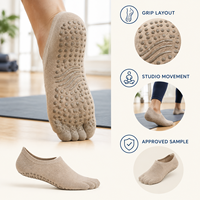 Chaussettes de yoga respirantes en maille à coupe basse, avec grip souple, ajustement flexible, zones de couverture directionnelle, construction à bout plat, pour la pratique pieds nus