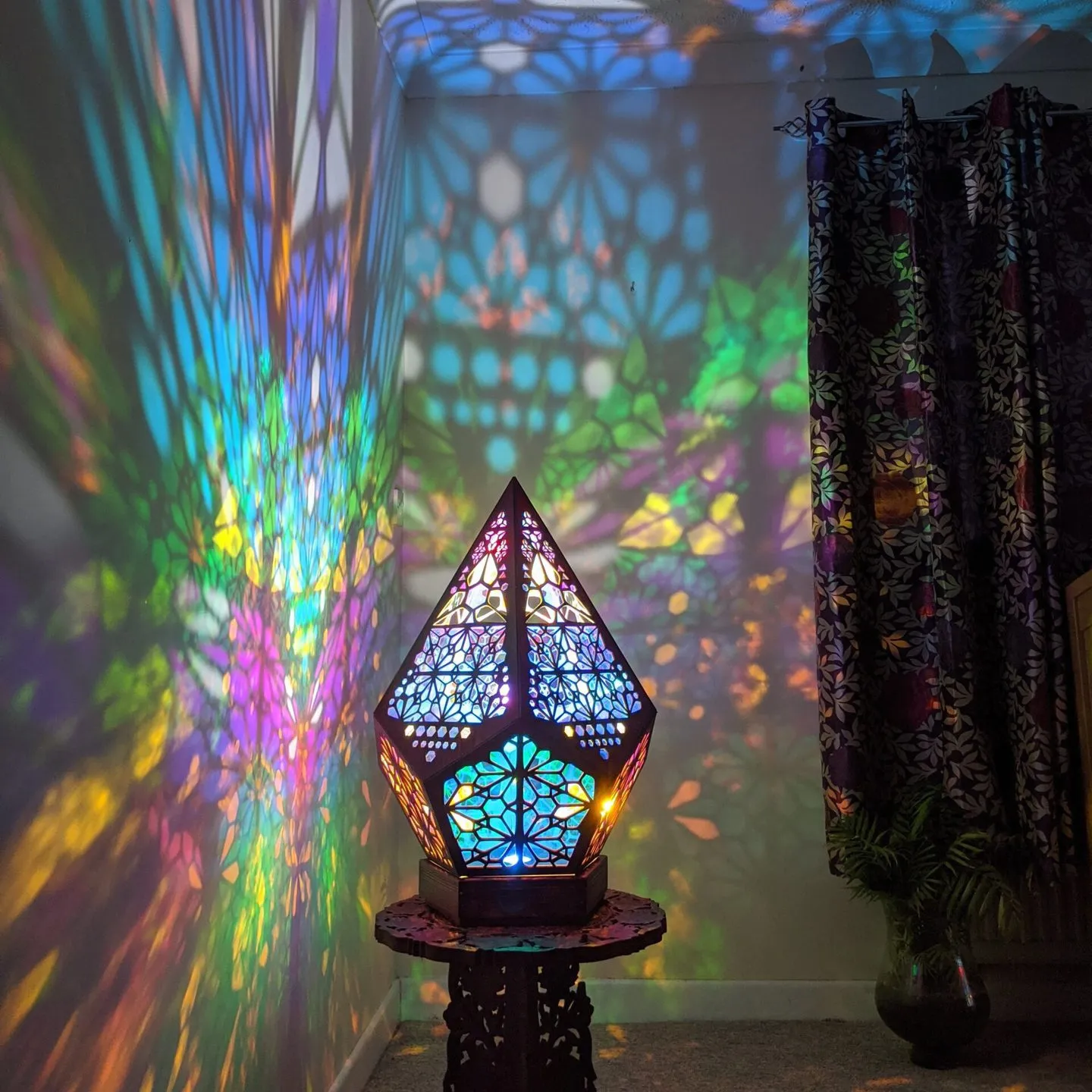 Bohemian dekoratif lamba, içi boş geometrik Retro zemin dekoratif renkli lamba, yıldızlı gökyüzü 3D prizmatik lamba