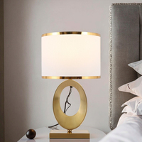 Lampe de chevet moderne en fer doré et tissu, lumière de lecture simple et luxueuse pour chambre à coucher, salon, maison, hôtel, décoration