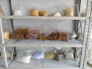 Colle adhésive thermofusible à séchage rapide à <span class=keywords><strong>prix</strong></span> compétitif <span class=keywords><strong>pour</strong></span> l'industrie de l'emballage (scellage des boîtes et des cartons) - Product Image 5