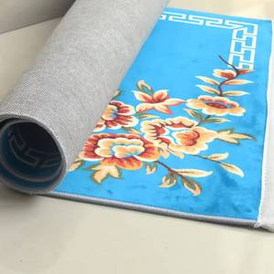 Alfombra de Oración de Terciopelo Floral Simétrico Duradero YASEEN con Base de Goma Antideslizante de Pelo Corto 66x126cm - Islámica Tradicional - Product Image 1