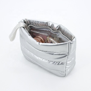 <span class=keywords><strong>2025</strong></span> Mới Tùy Chỉnh Thiết Kế Thời Trang Mềm Mại Puffy Không Thấm Nước Túi Mỹ Phẩm Bán Buôn Xuống Vải Sử Dụng Hàng Ngày Trang Điểm <span class=keywords><strong>Nylon</strong></span> Dây Kéo <span class=keywords><strong>Pouch</strong></span> - Product Image 3