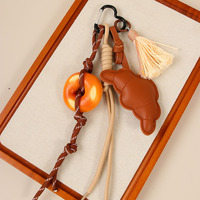 REWIN Pendentif en peluche personnalisable adorable en forme de croissant au bicarbonate de soude, breloques pour sacs à main et accessoires pour cadeaux de Noël