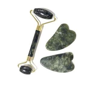Ensemble rouleau de jade vert de Xiuyan et pierre Gua Sha pour le visage - Product Image 2