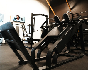 Attrezzatura Commerciale per Palestra: Macchina Hack Squat a Carico Libero MND F57 con Piastre Scorrevoli - Product Image 2