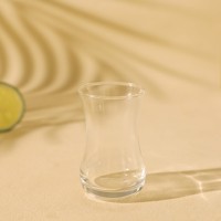 Tasse en verre de thé rouge turc de style arabe transparent de logo personnalisé d'usine pour recevoir des invités goûter le thé détendre