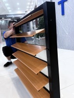 TOMA Fenêtres à persiennes modernes en aluminium avec lames en bois, ouverture verticale et finition grain de bois pour volets de salle de bain