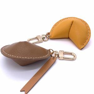 Llavero de piel sintética con diseño de galleta de la fortuna, amuleto de la suerte, accesorio de moda para llaves de coche, ideal para regalos. - Product Image 2