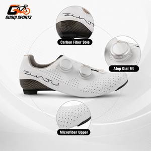 Chaussures de vélo de <span class=keywords><strong>route</strong></span> GUOQI, <span class=keywords><strong>semelle</strong></span> en fibre de <span class=keywords><strong>carbone</strong></span>, dessus en cuir véritable, légères, respirantes, extensibles, fabriquées en Chine, disponibles en grandes tailles - Product Image 1
